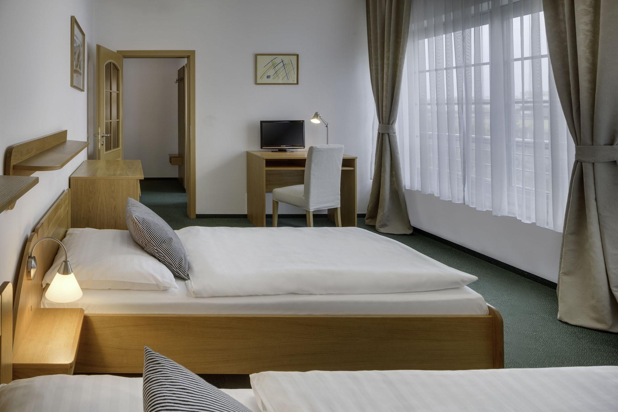 פראג Hotel Oya מראה חיצוני תמונה