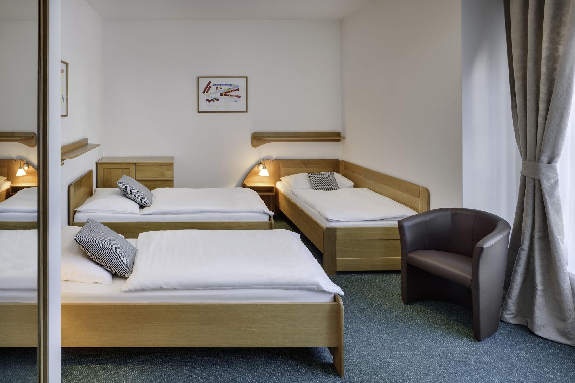 פראג Hotel Oya מראה חיצוני תמונה
