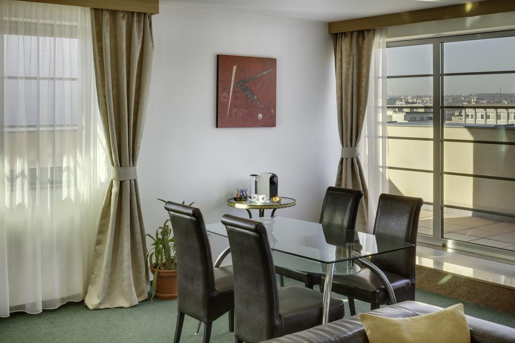 פראג Hotel Oya מראה חיצוני תמונה