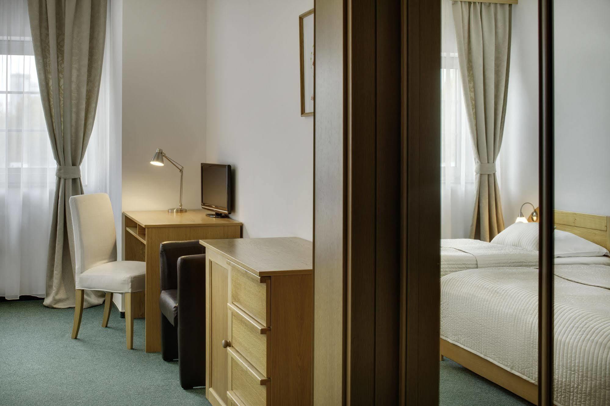 פראג Hotel Oya מראה חיצוני תמונה