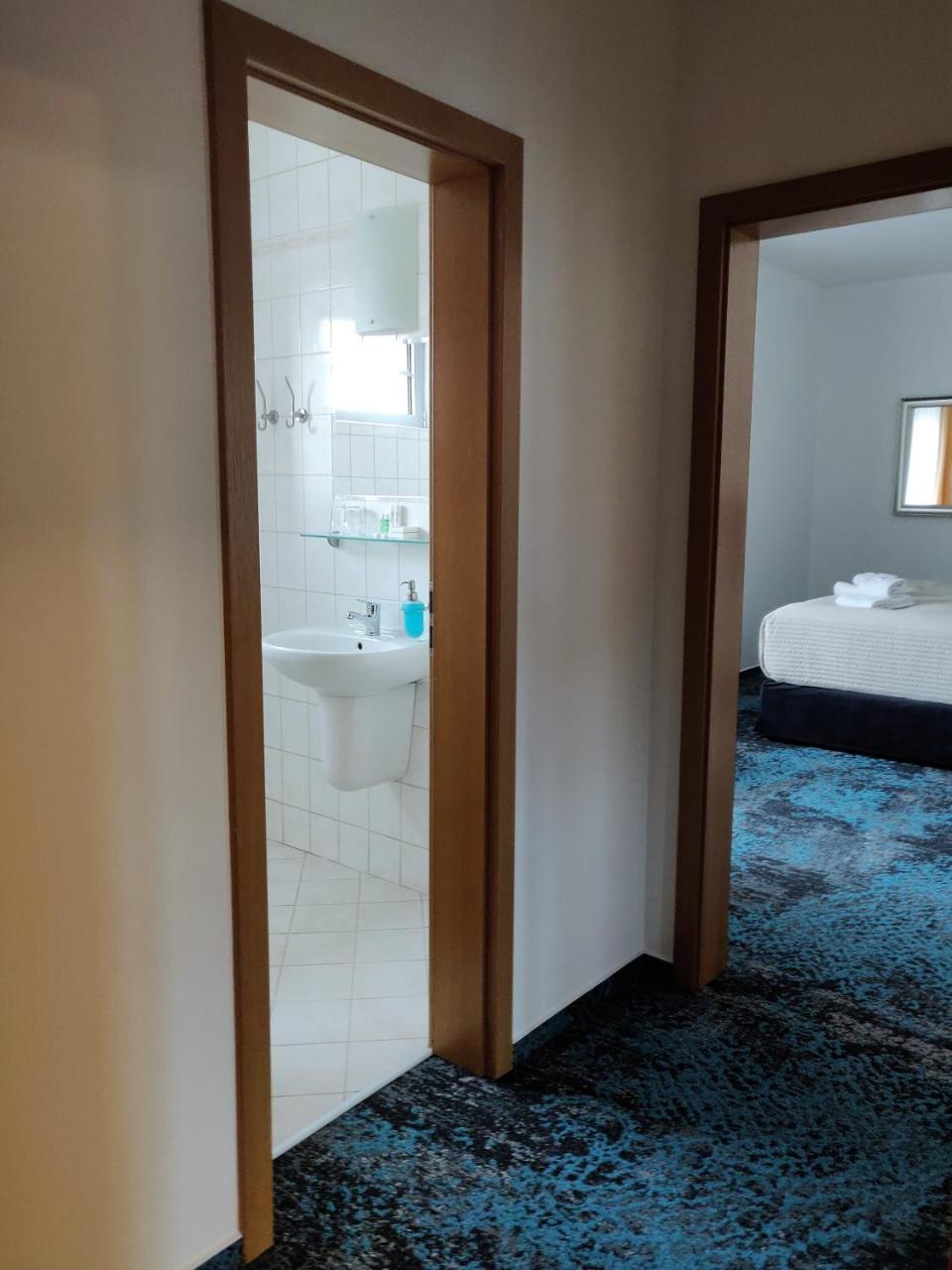 פראג Hotel Oya מראה חיצוני תמונה