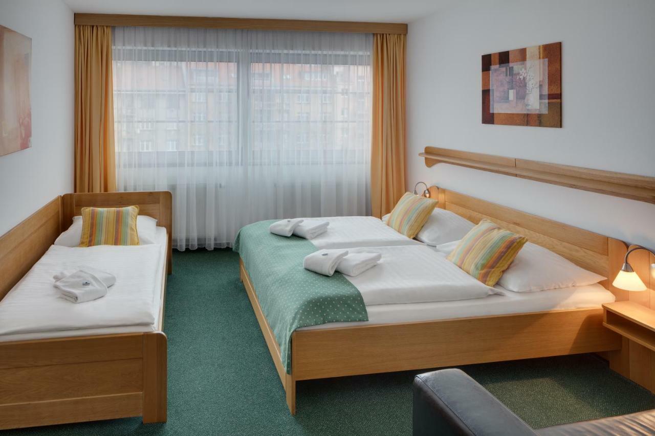 פראג Hotel Oya מראה חיצוני תמונה